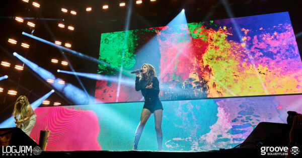 Shania Twain at Washington-Grizzly Stadium at the University of Montana (Photo Gallery)